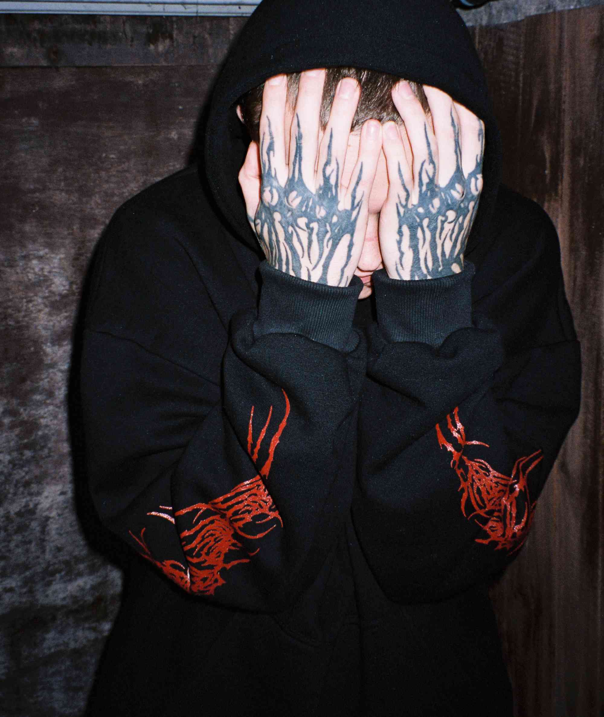 Oversized_Hoodie_black_red_tattoos